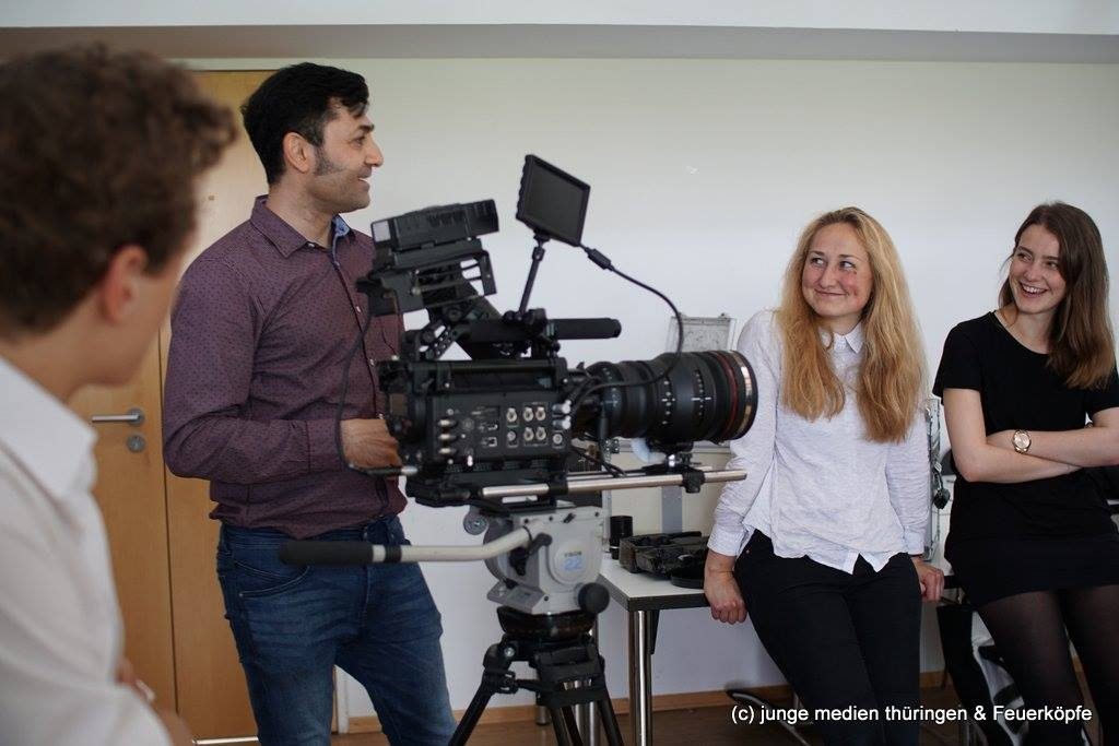Kameramann und Regisseur Beston Zirian Ismael erklärt den jungen Medienmachern in unserem Workshop an der Universität Erfurt die Grundlagen der Kameratheorie praktisch an seiner RED-Kamera.